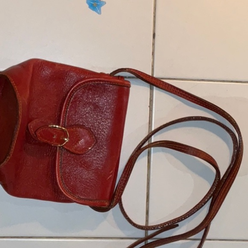 Red Crossbody Bag with Classic Leather Craftsmanship - Picture 2 of 4